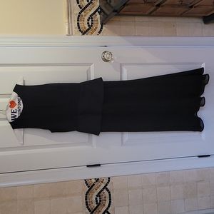Black sleeveless evening gown with keyhole front perfume waist